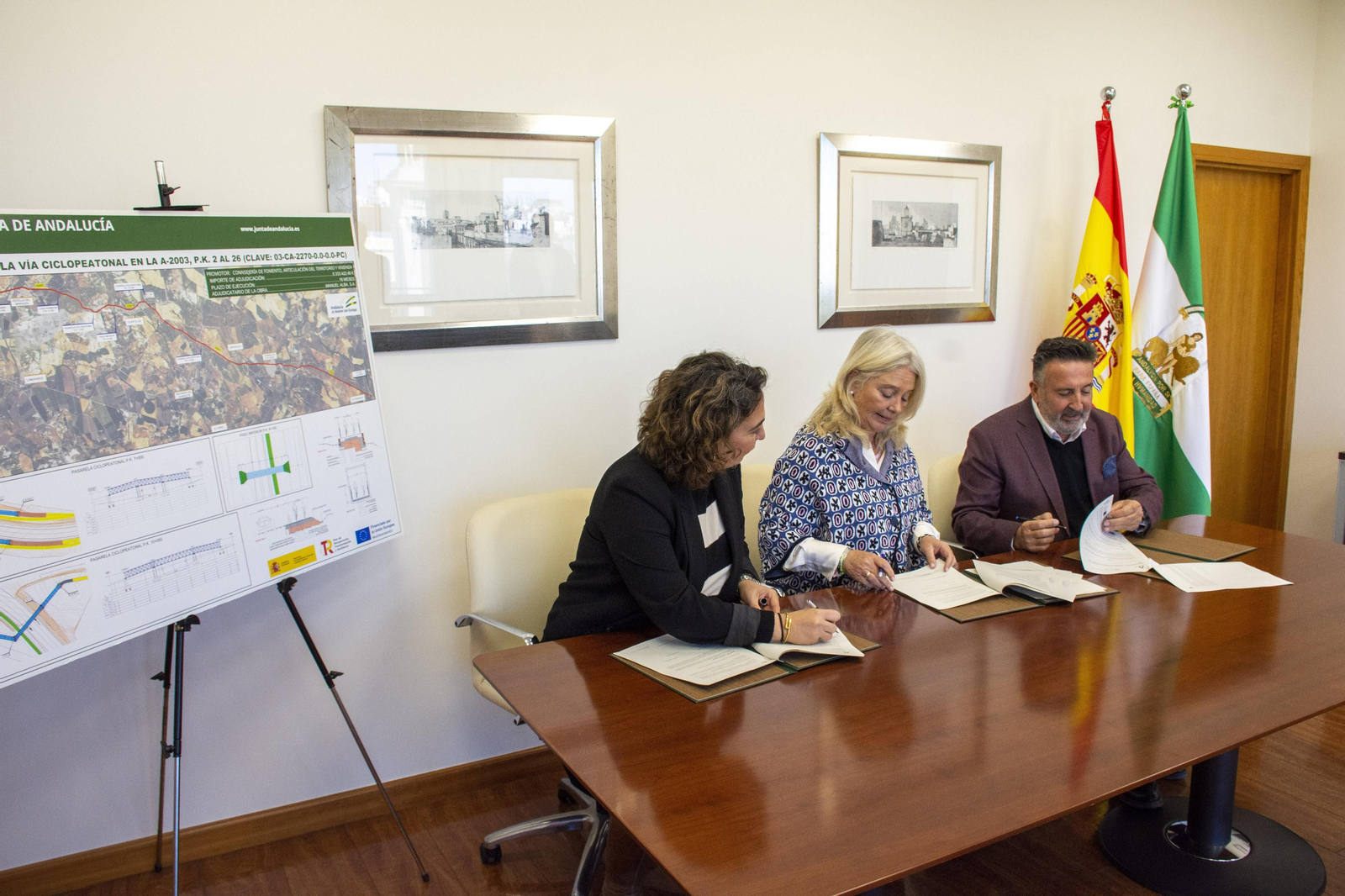 Firma del contrato para las obras del carril bici entre Jerez y La Barca.