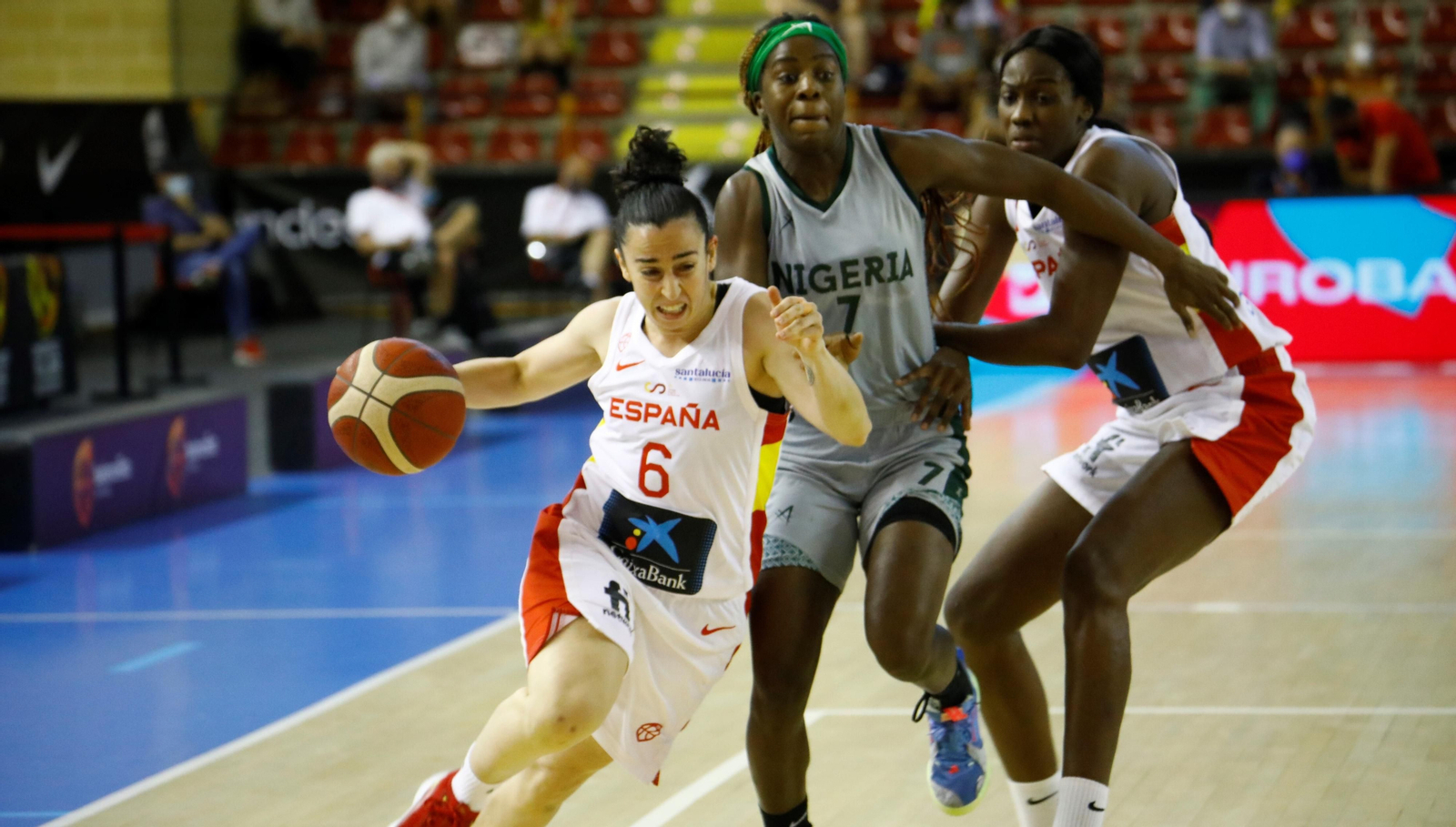 Silvia Domínguez supera a la nigeriana Ogoke, tras el bloque de Nogaye Lo.