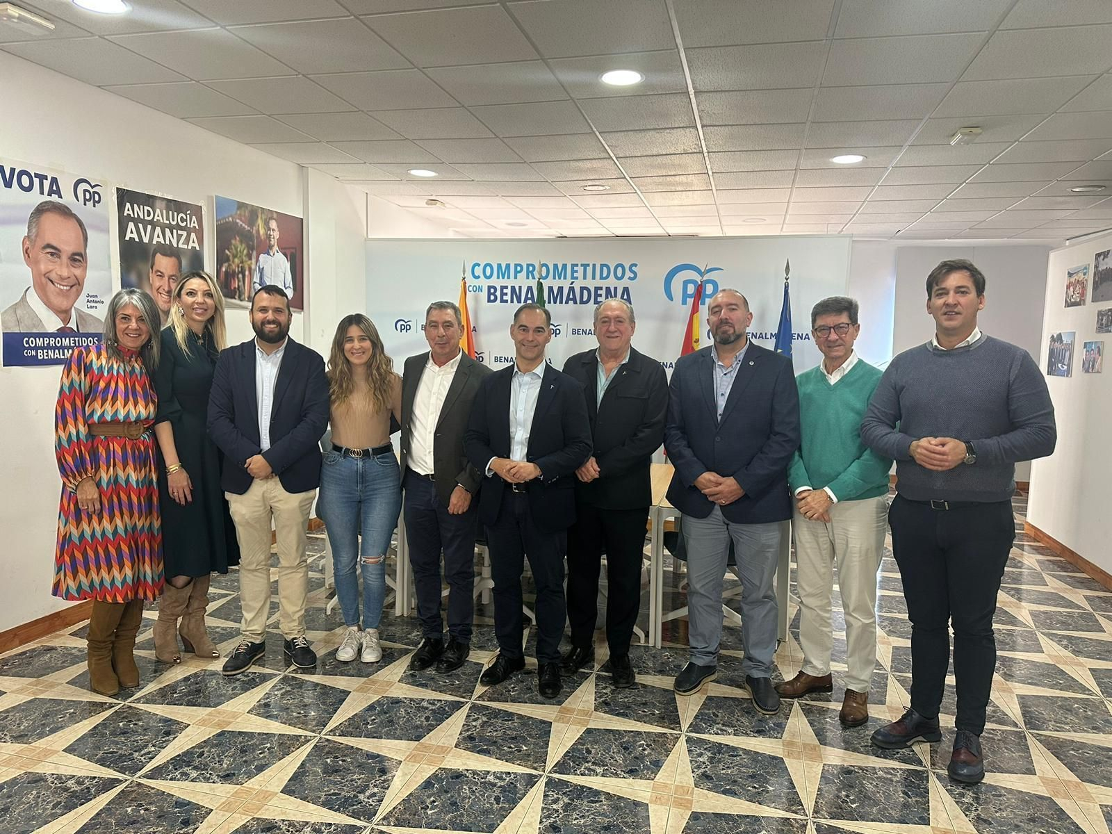 El alcalde, Juan Antonio Lara (5 D.), con parte de su equipo.