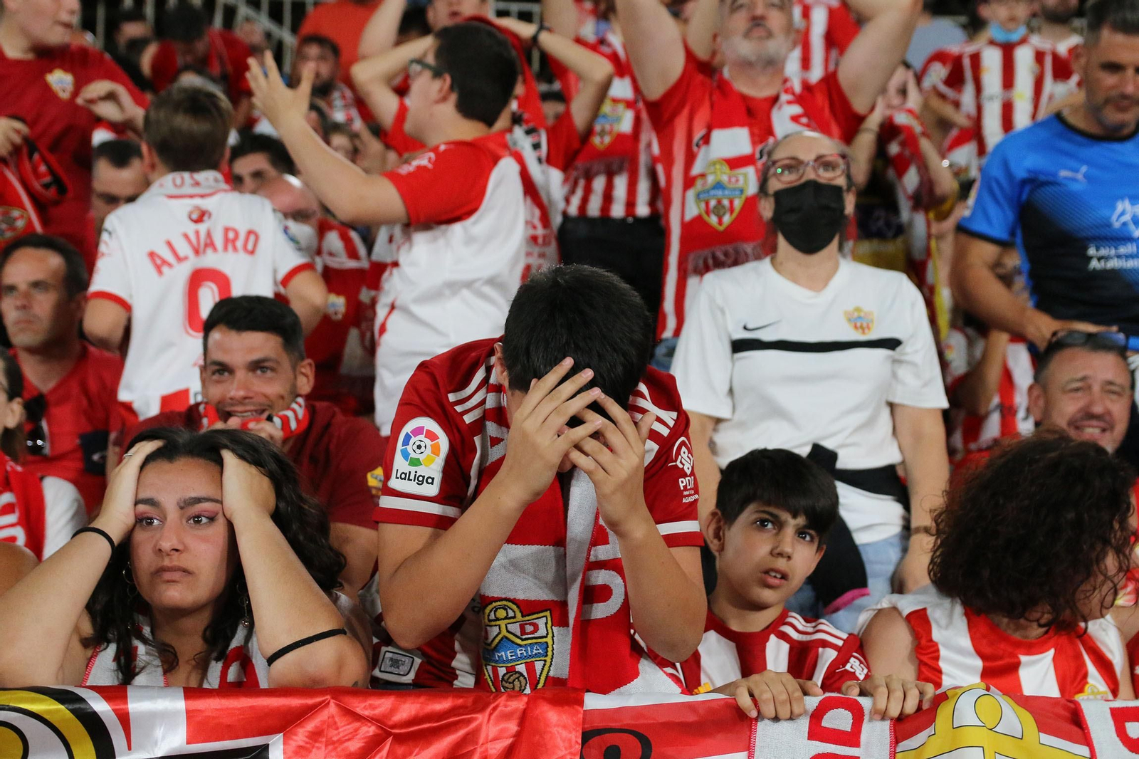 Las imágenes de la decepción de los aficionados del Almería