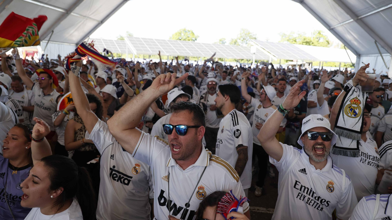 Acicionados del ral Madrid en la fan zone