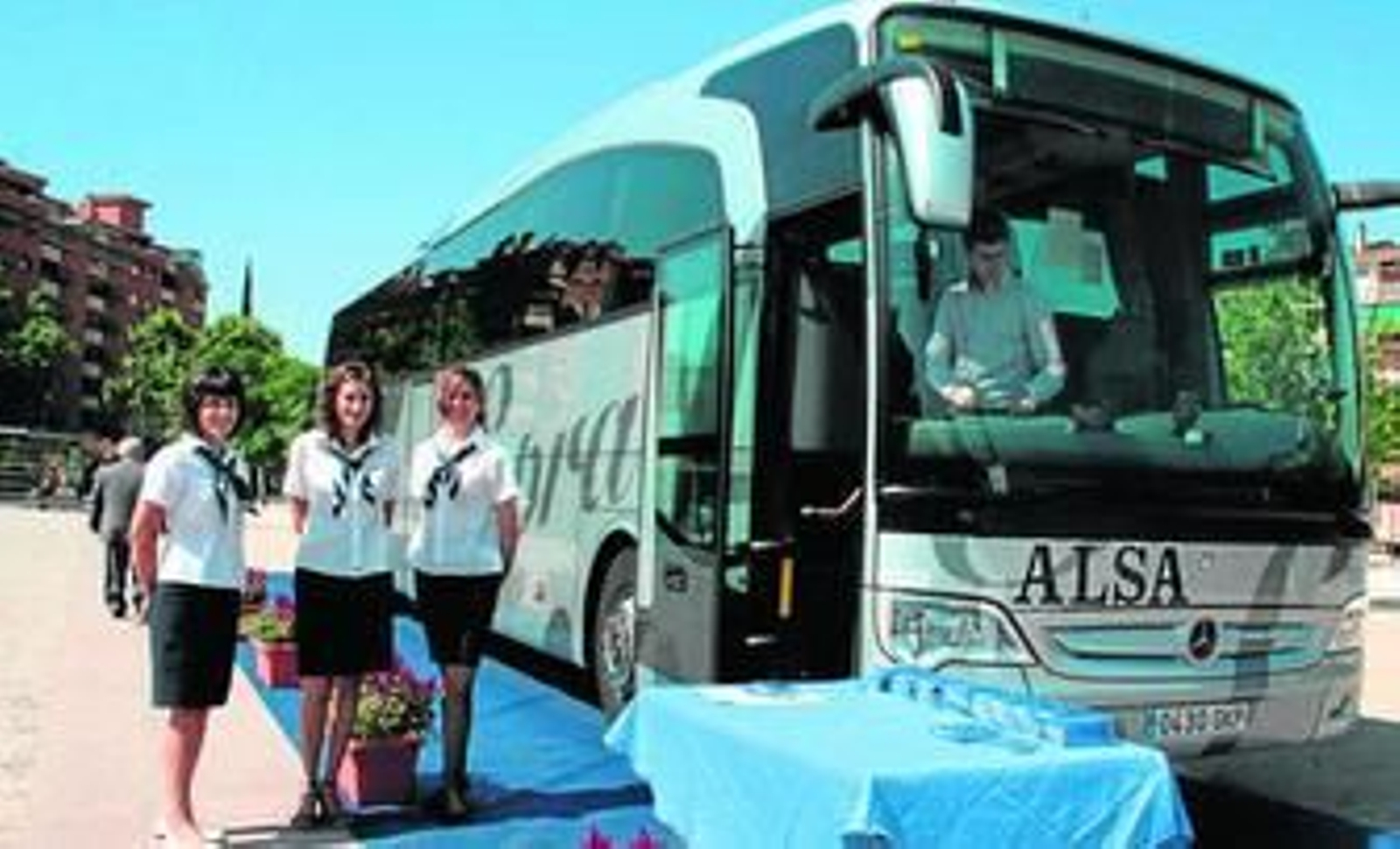 El acuerdo contempla la posibilidad de pintar un autobús con la imagen de Granada que hará rutas por toda la cuenca mediterránea.