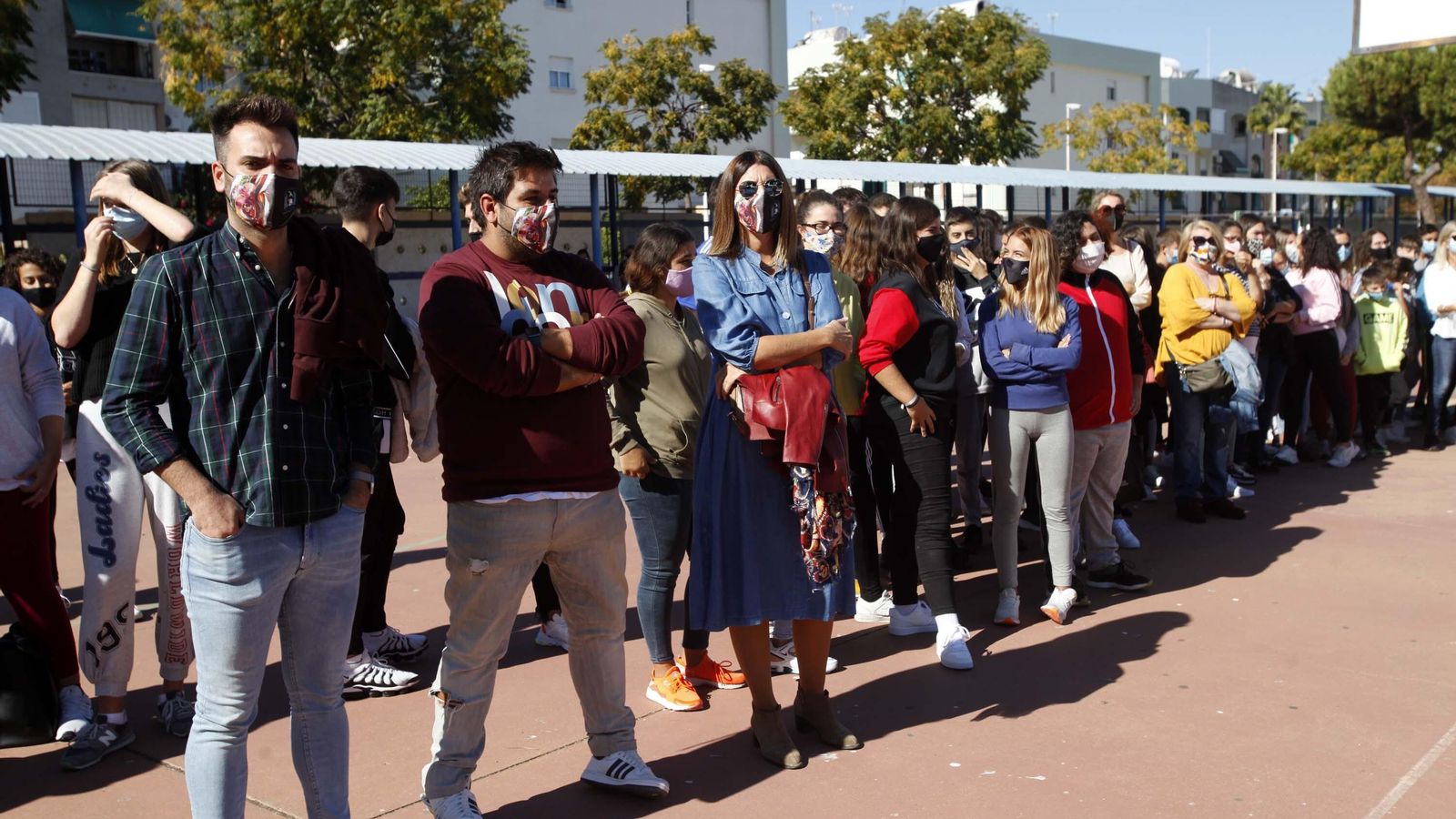 Algunos de los participantes en la concentración de ayer en el IES Saltés