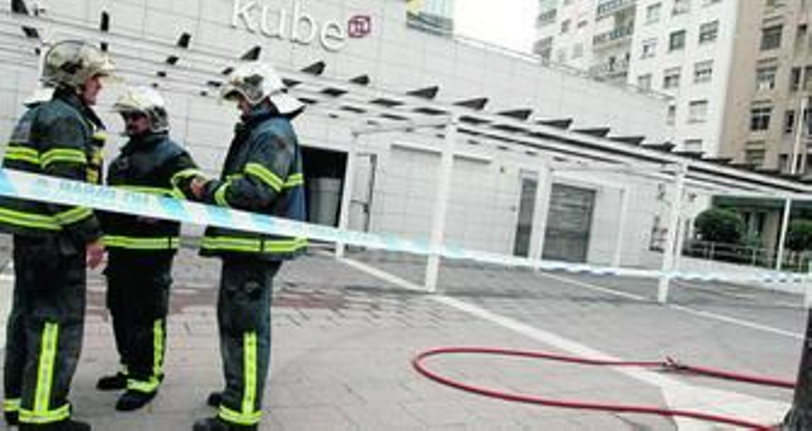 Varios bomberos delante de Kube, ayer por la mañana, cuando todavía se mantenía activa la actuación.