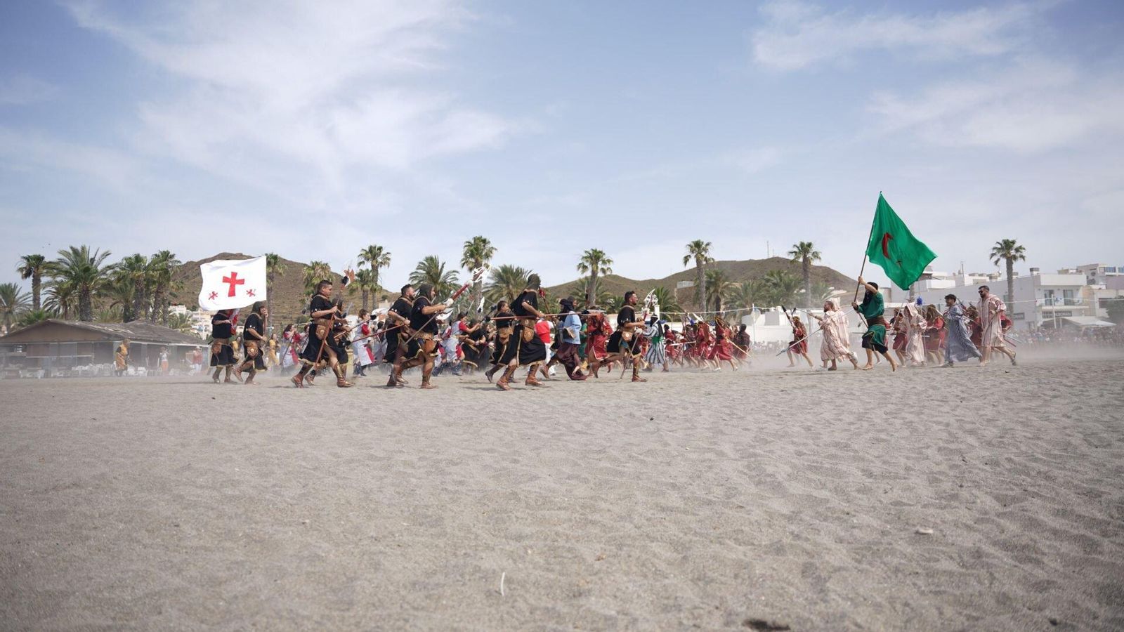 Batalla entre moros y cristianos en la playa.