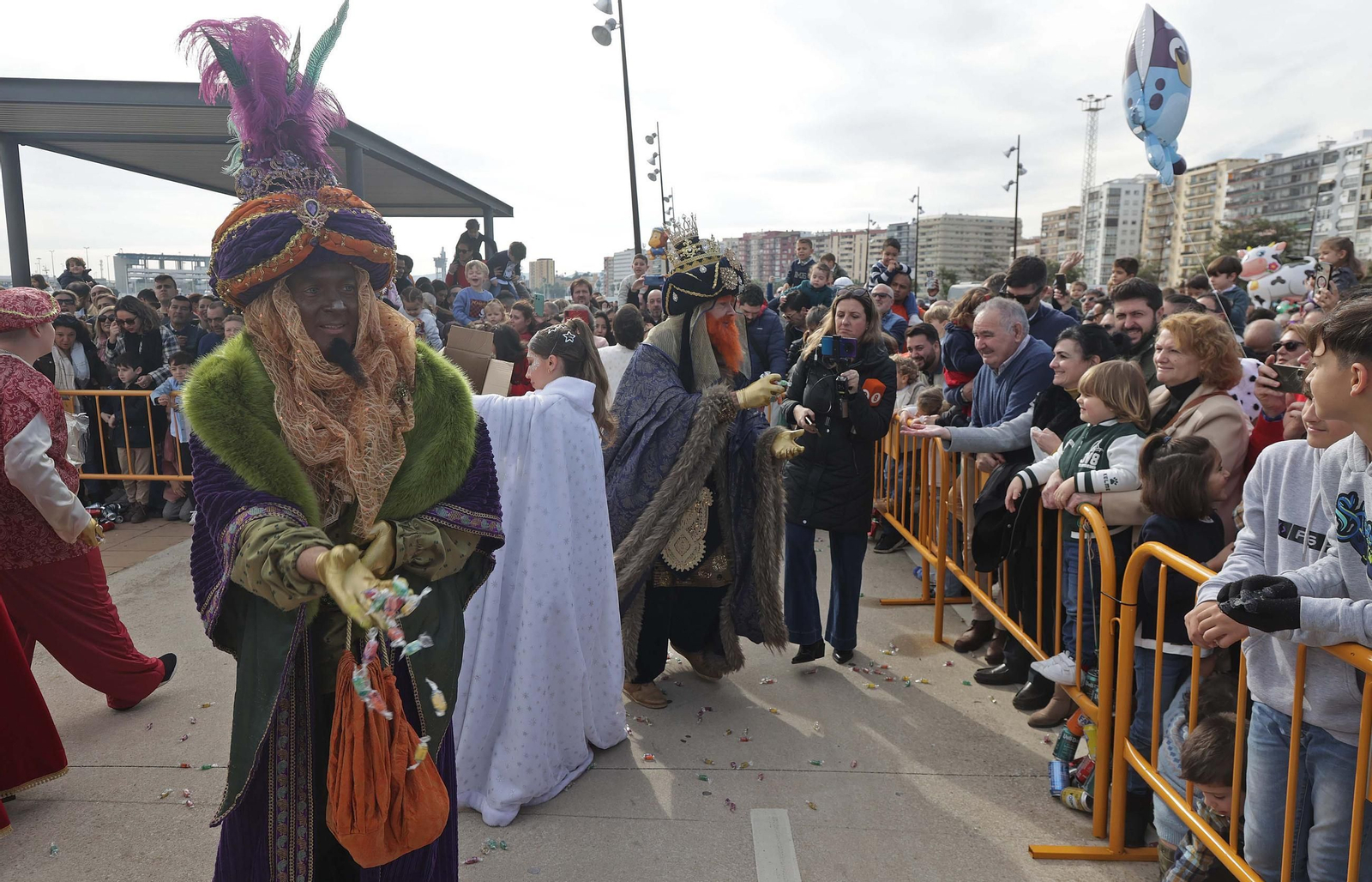 Búscate en las fotos del Arrastre de Latas 2025 en Algeciras