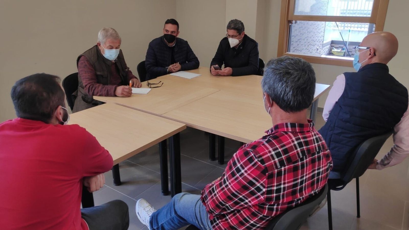 Jesús Alba, en su reunión con los vecinos de Cuartillos.