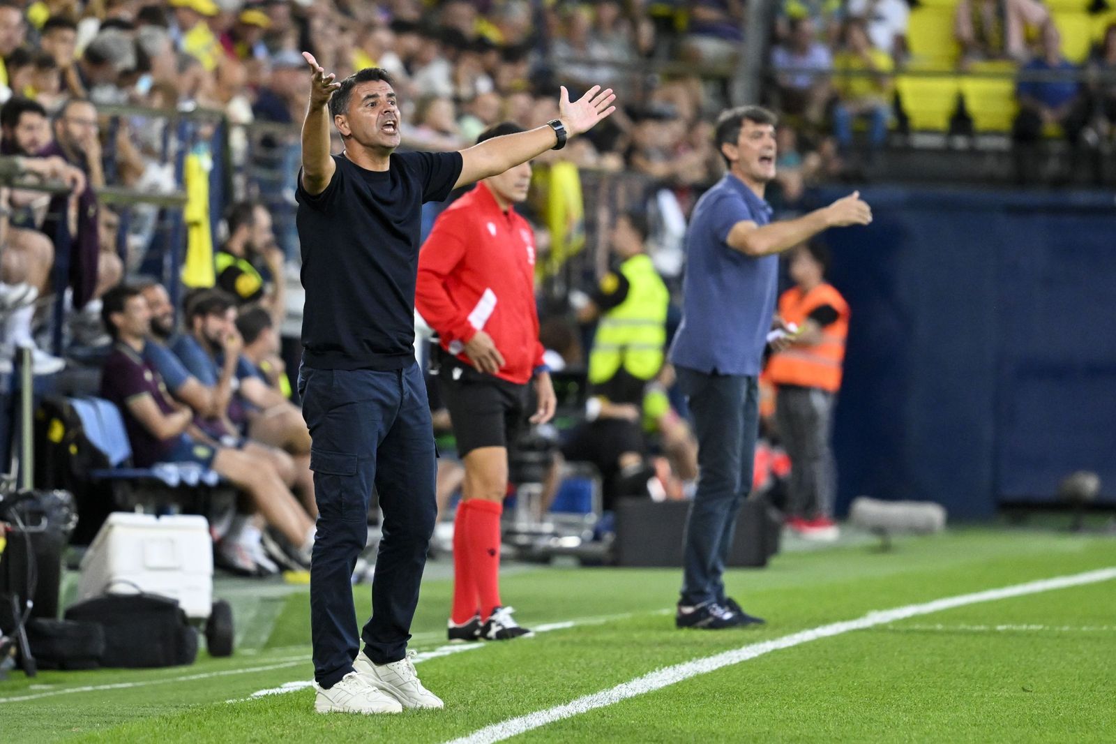 Míchel realiza indicaciones desde la banda en la visita del Girona al Villarreal de esta temporada.