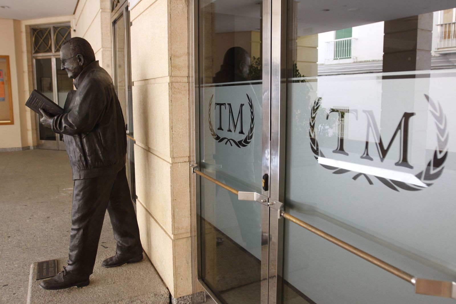Vista exterior del Teatro Moderno de Chiclana.