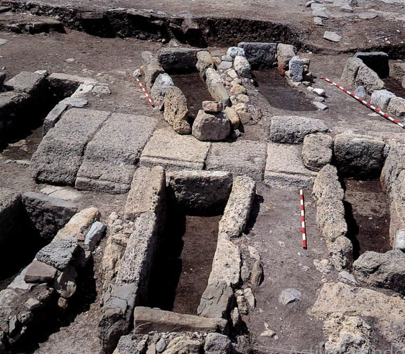 Sepulturas de época bizantina (siglos VI-VII d.C.) halladas en el foro de Carteia.