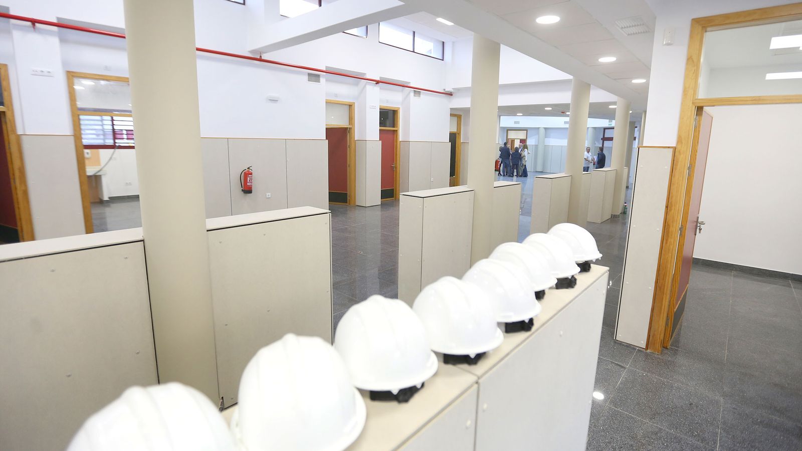 Una vista general del interior de la edificación, que necesitó varias rectificaciones, con cascos de obras colocados en un mostrador.