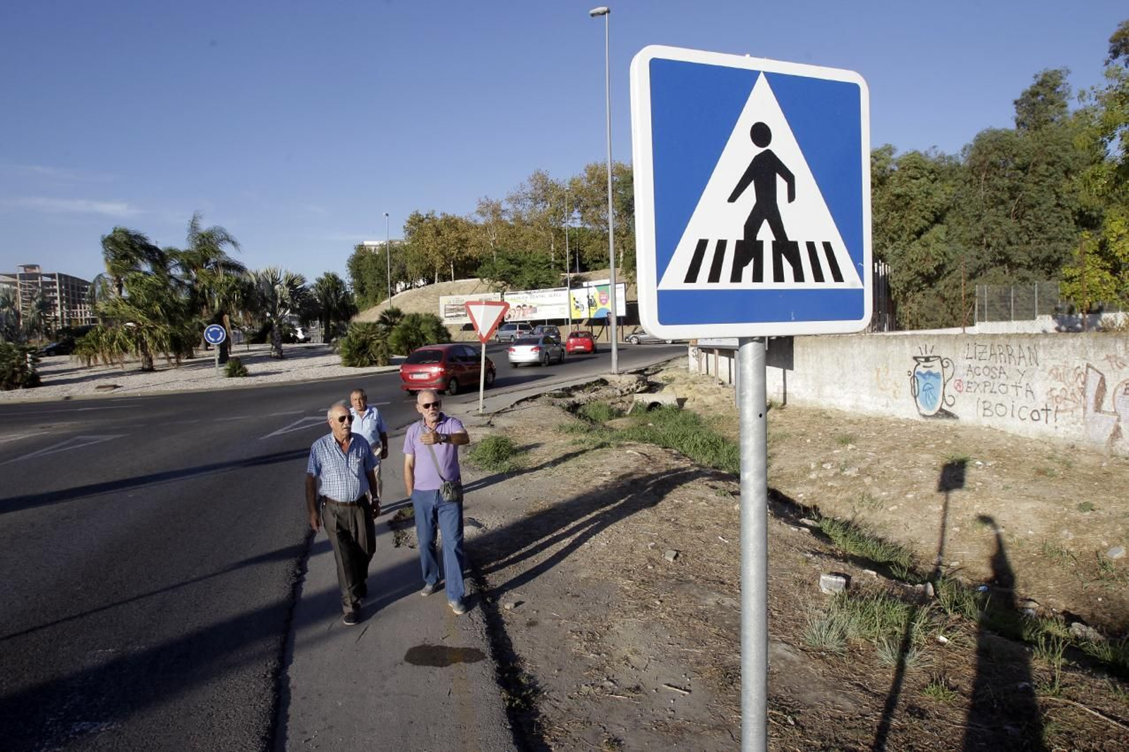1, 2, 3 y 4. Varias imágenes del mal estado del acerado y la calzada, e incluso de la ausencia del mismo (4) junto a la avenida Reina Sofía. 5 y 6. La barriada ha sufrido recientemente el robo de cuatro puertas de bloques de viviendas.    7. La red del campo de fútbol enganchada en la verja que delimita la zona deportiva. REPORTAJE GRÁFICO: MIGUEL ÁNGEL GONZÁLEZ.