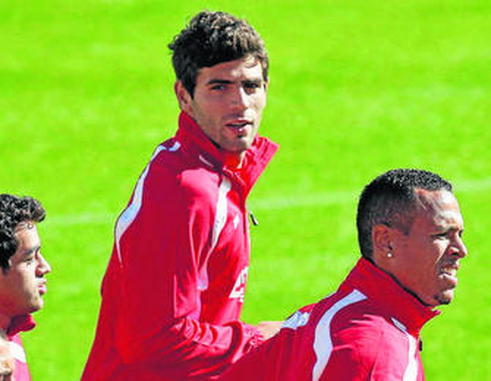 Fazio mira al fotógrafo entre Acosta y Luis Fabiano.