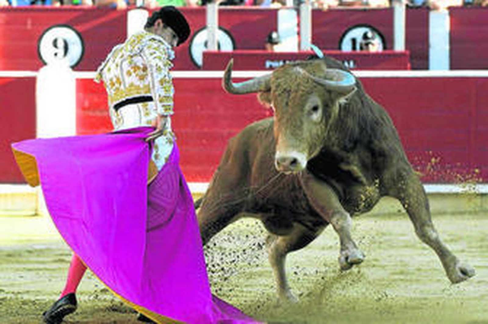 El sevillano Daniel Luque en una media verónica a su primer toro, ayer, en la plaza de Albacete.