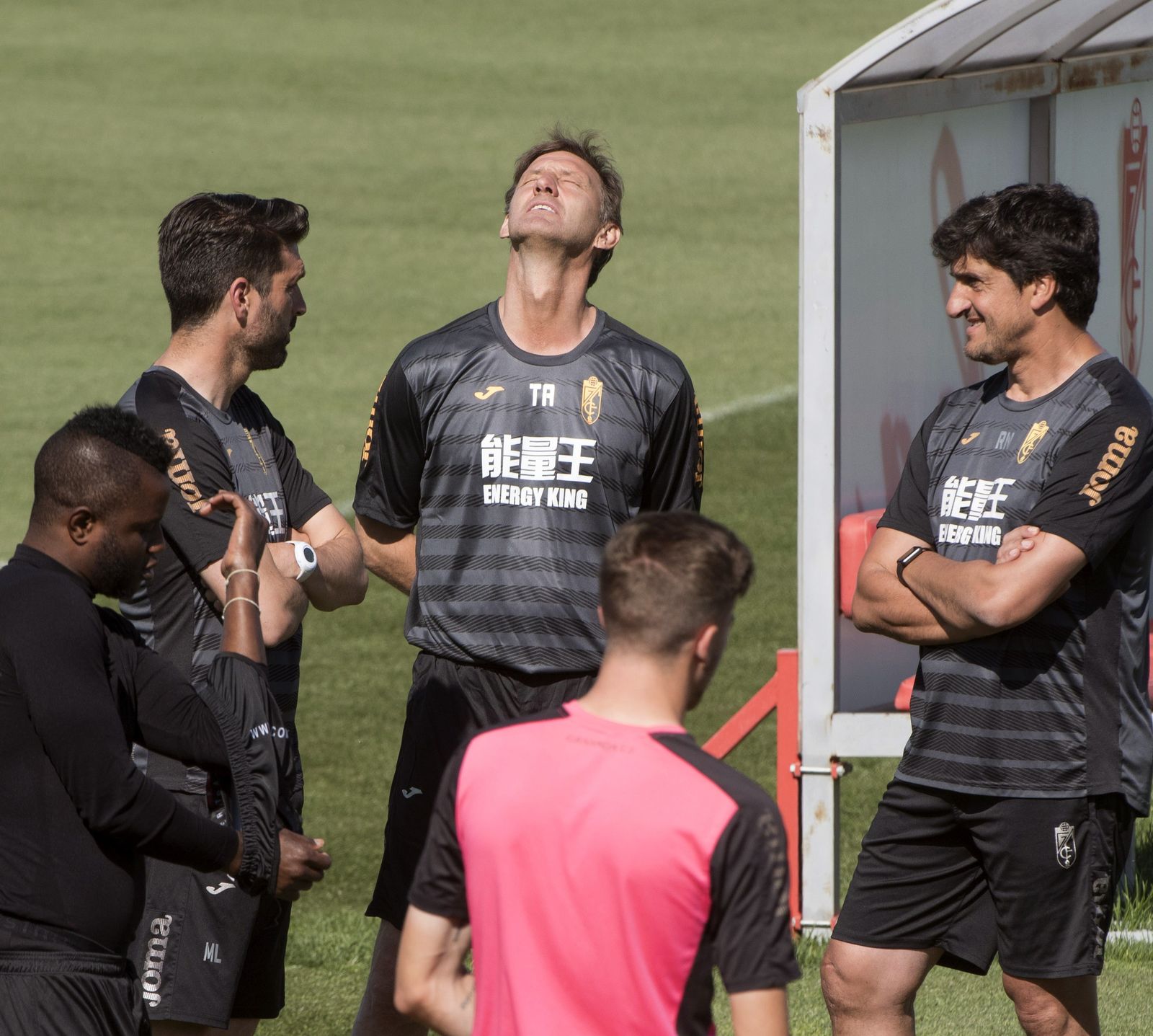 Tony Adams toma el sol en el trabajoEl Dortmund homenajea a BartraSaber estar dentro y fuera de la pista