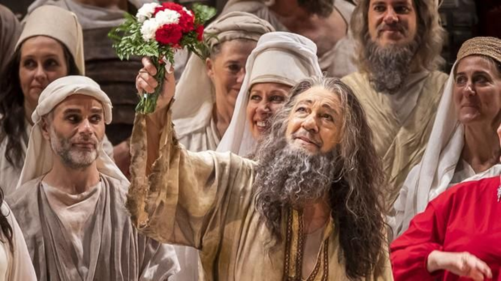 Plácido Domingo agradece los aplausos en el Palau de les Arts de Valencia.