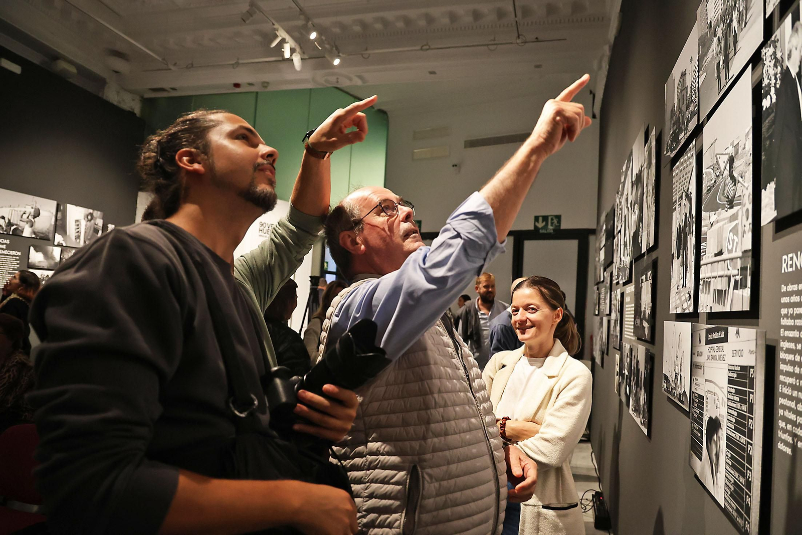 Inauguración la exposición 'Noventa Veces Huelva', una selección de fotografías de fotoperiodista Miguel Vázquez