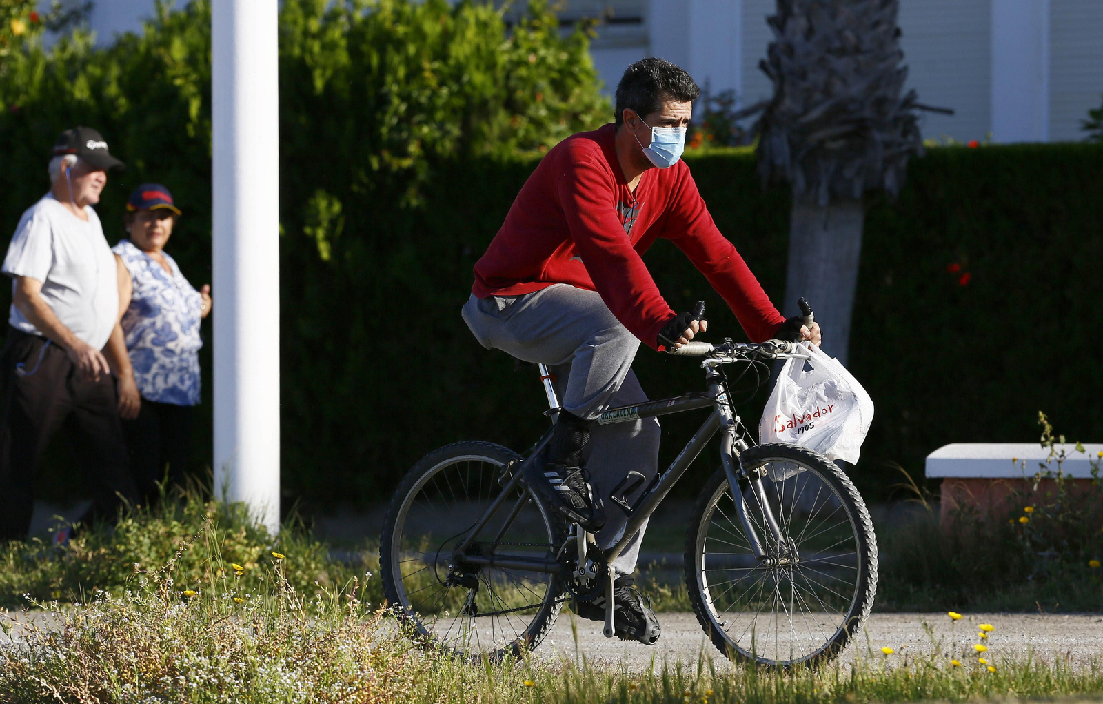 Runners y ciclistas salen al atardecer, en fotos