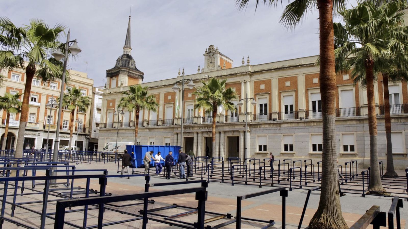 Comienza el montaje de los palcos para la Semana Santa.