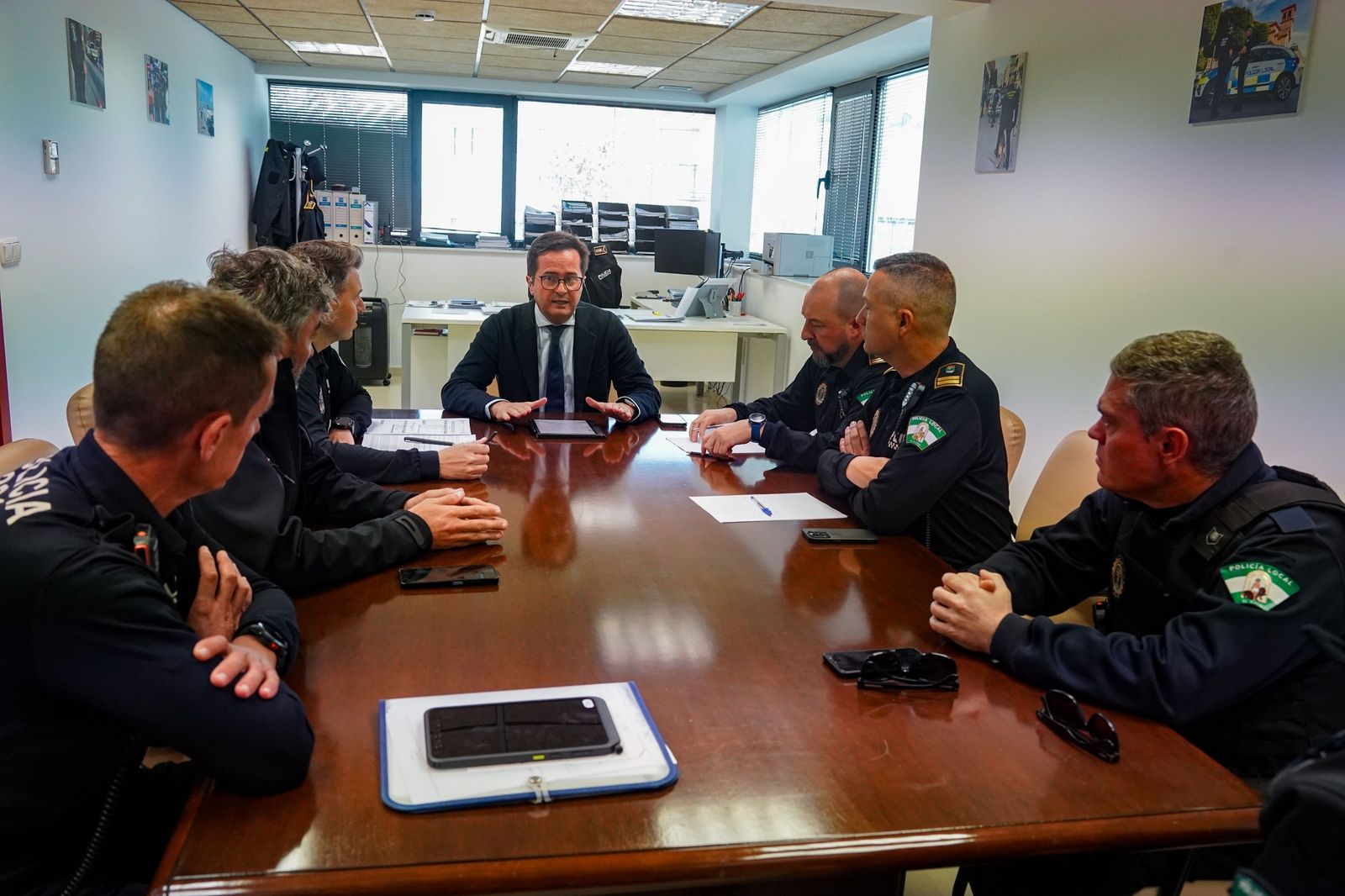 Francisco Góngora charla con los altos mandos de la Policía Local de El Ejido.