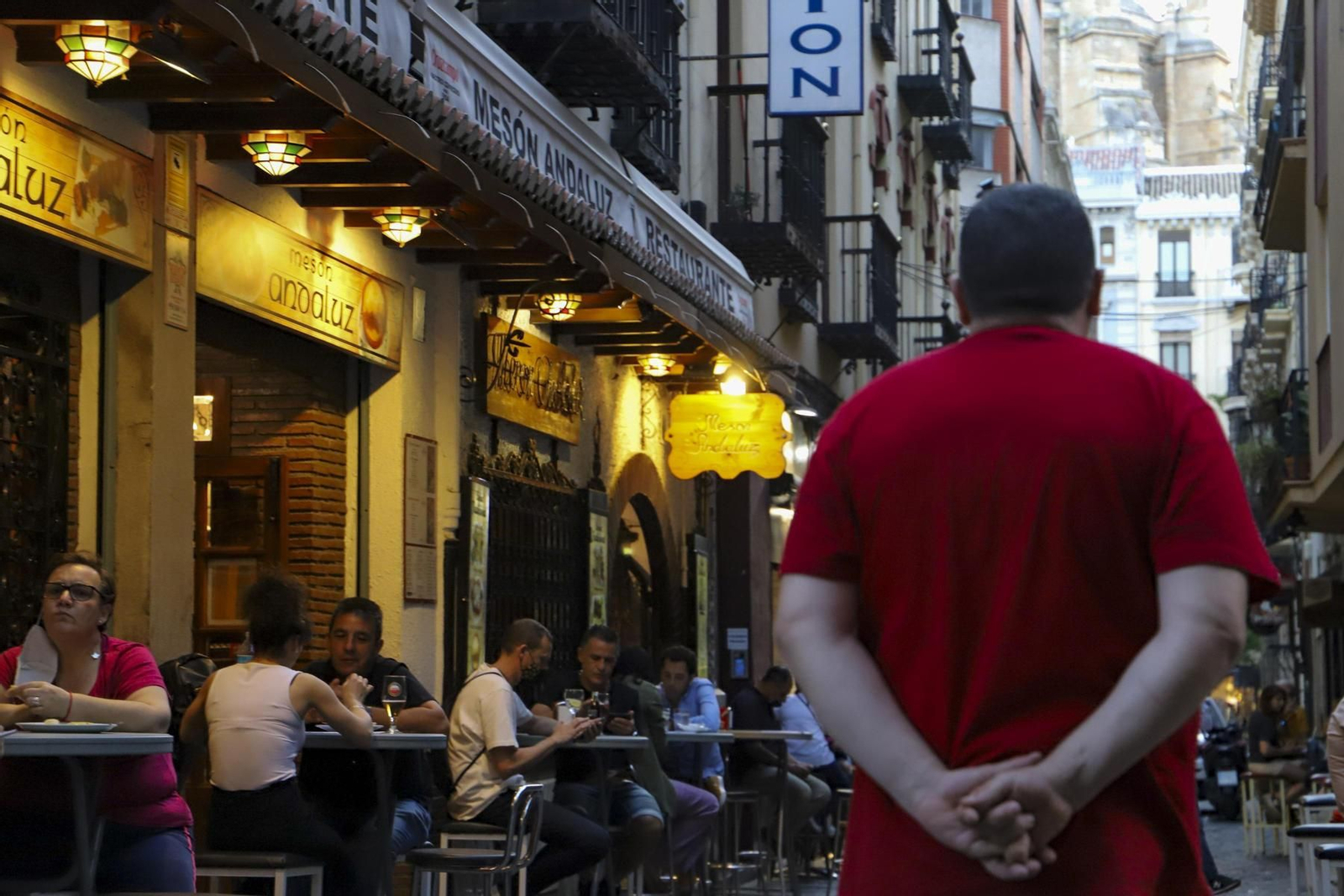 Fotos de la primera noche sin toque de queda en Granada tras el estado de alarma
