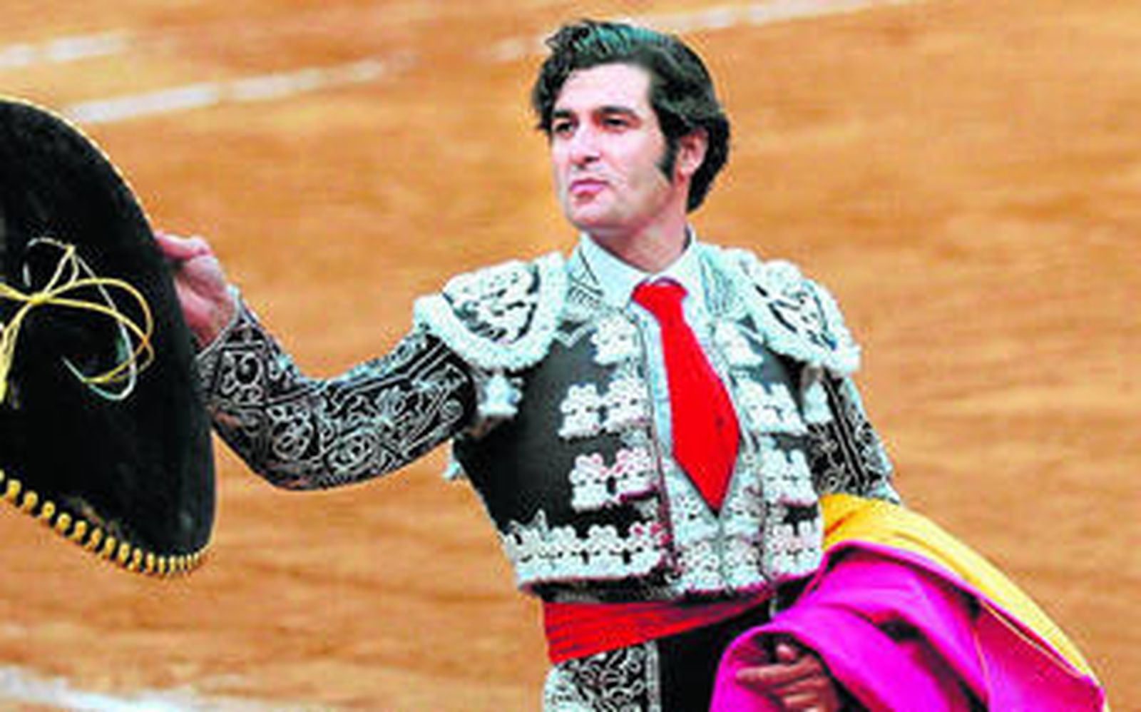 Morante de la Puebla da la vuelta al ruedo en la Monumental mexicana con un sombrero charro.