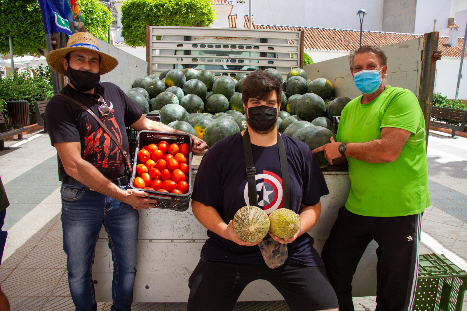 Agricultores se manifiestan vendiendo sus productos a precios simbólicos
