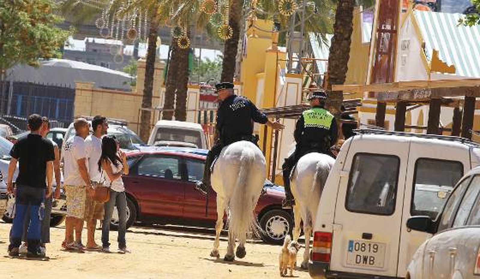 Dos jinetes de la Policía Local patrullan el recinto ferial.

Foto: M.A. Gonzalez