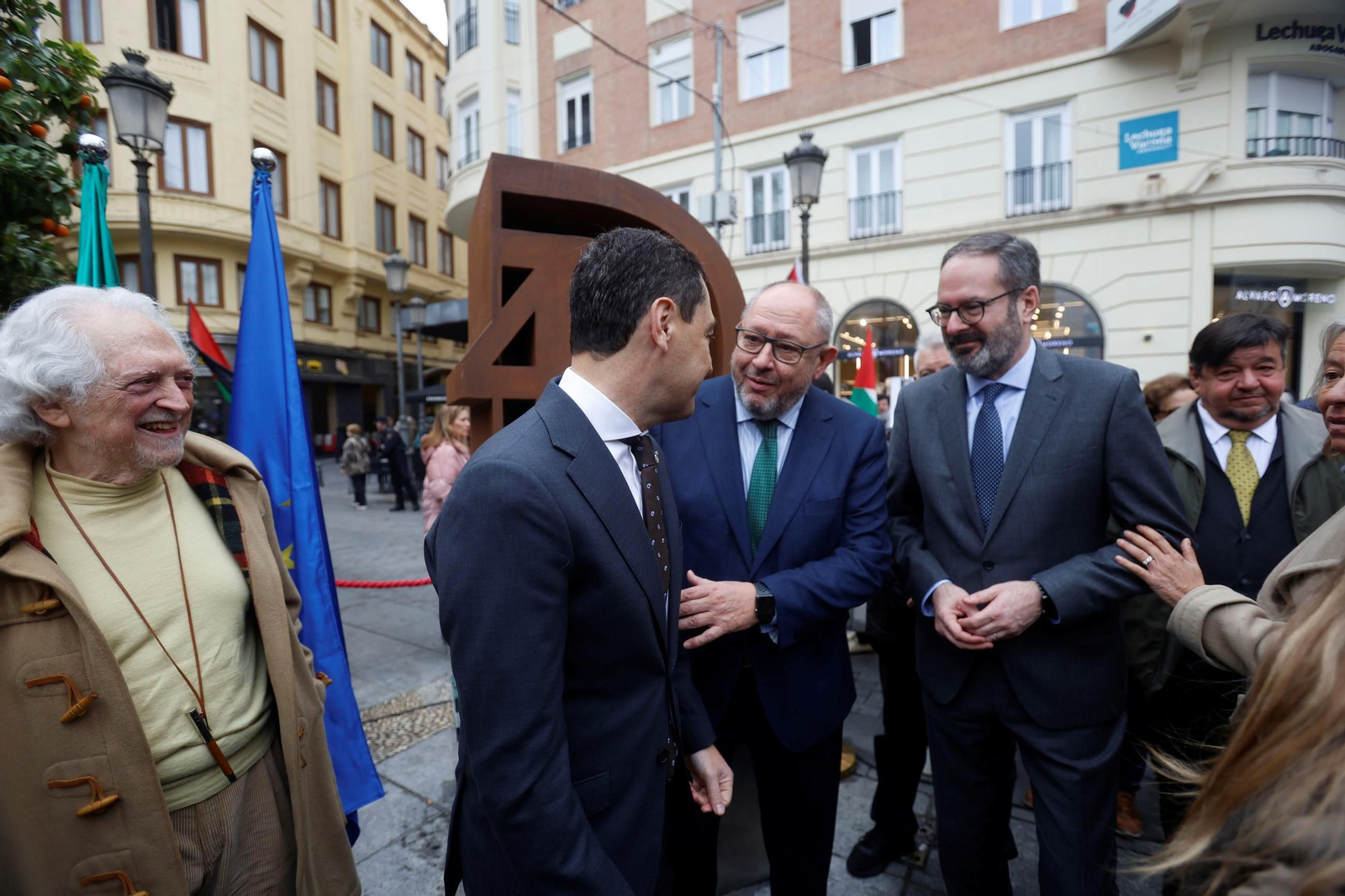 Juanma Moreno inaugura el monumento homenaje al Día de la Bandera de Andalucía en Córdoba, en imágenes