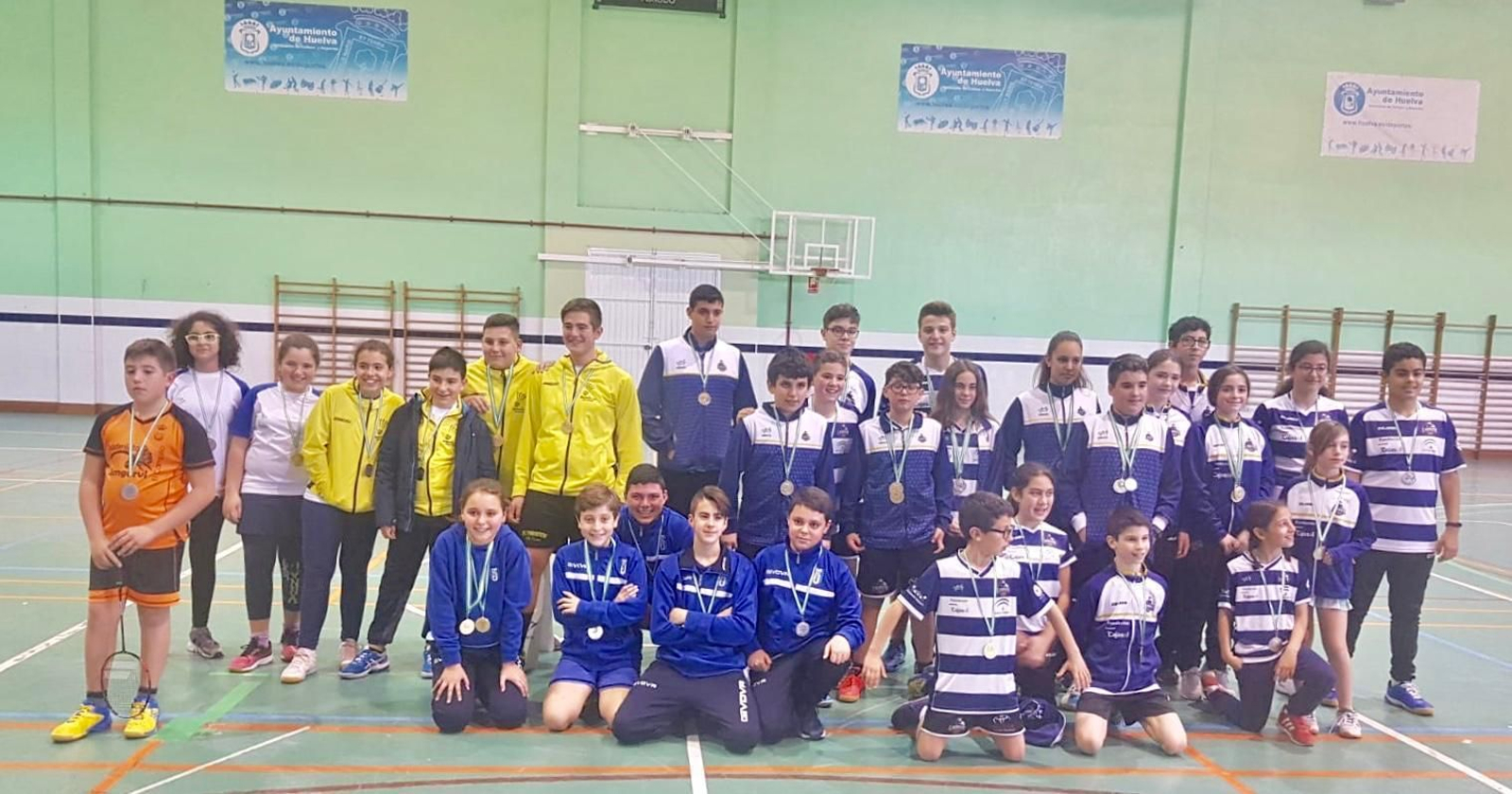 Las categorías inferiores del club posan con sus medallas logradas en la Circuito Provincial. Las categorías inferiores del club posan con sus medallas logradas en la Circuito Provincial.