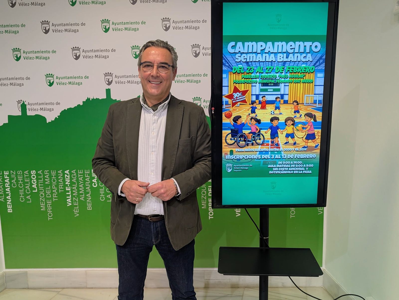 El concejal de Deportes de Vélez-Málaga, Manuel Gutiérrez, en la presentación del Campamentos de Semana Blanca 2026