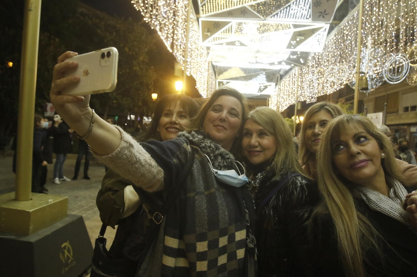 El encendido del espectacular alumbrado navideño de Puente Genil, en fotografías