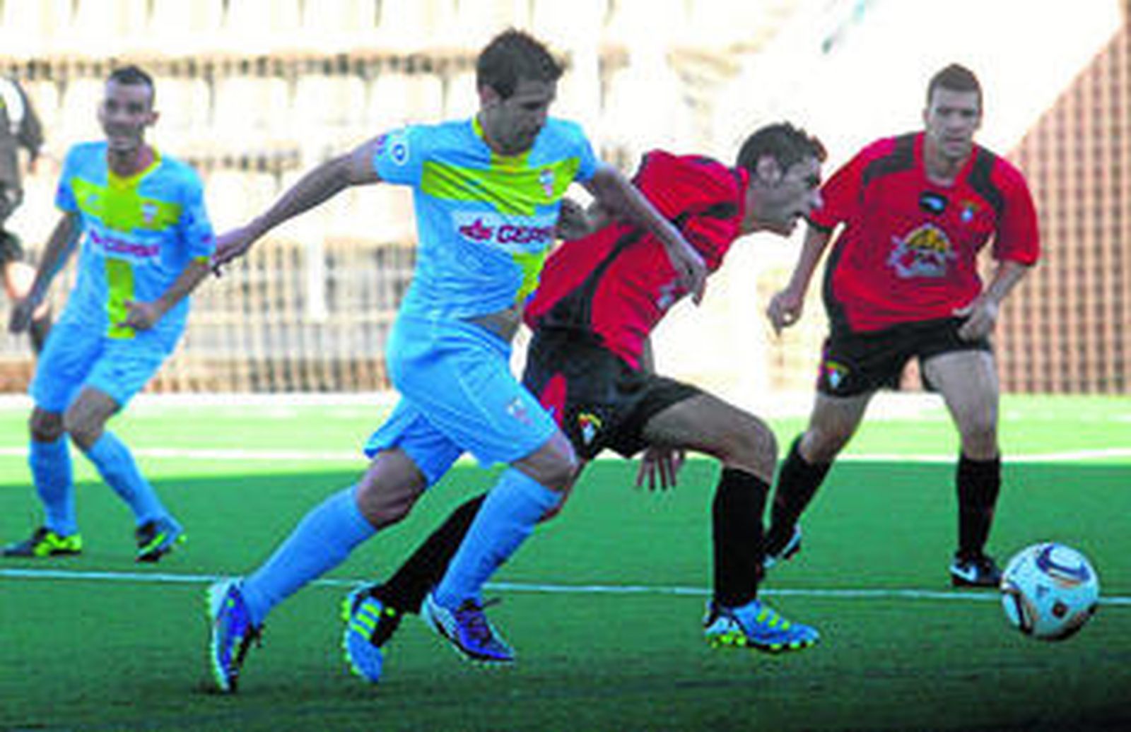 Alexis de la Paz pugna con un adversario en un lance del encuentro de ayer en el Blas Infante de Ayamonte.