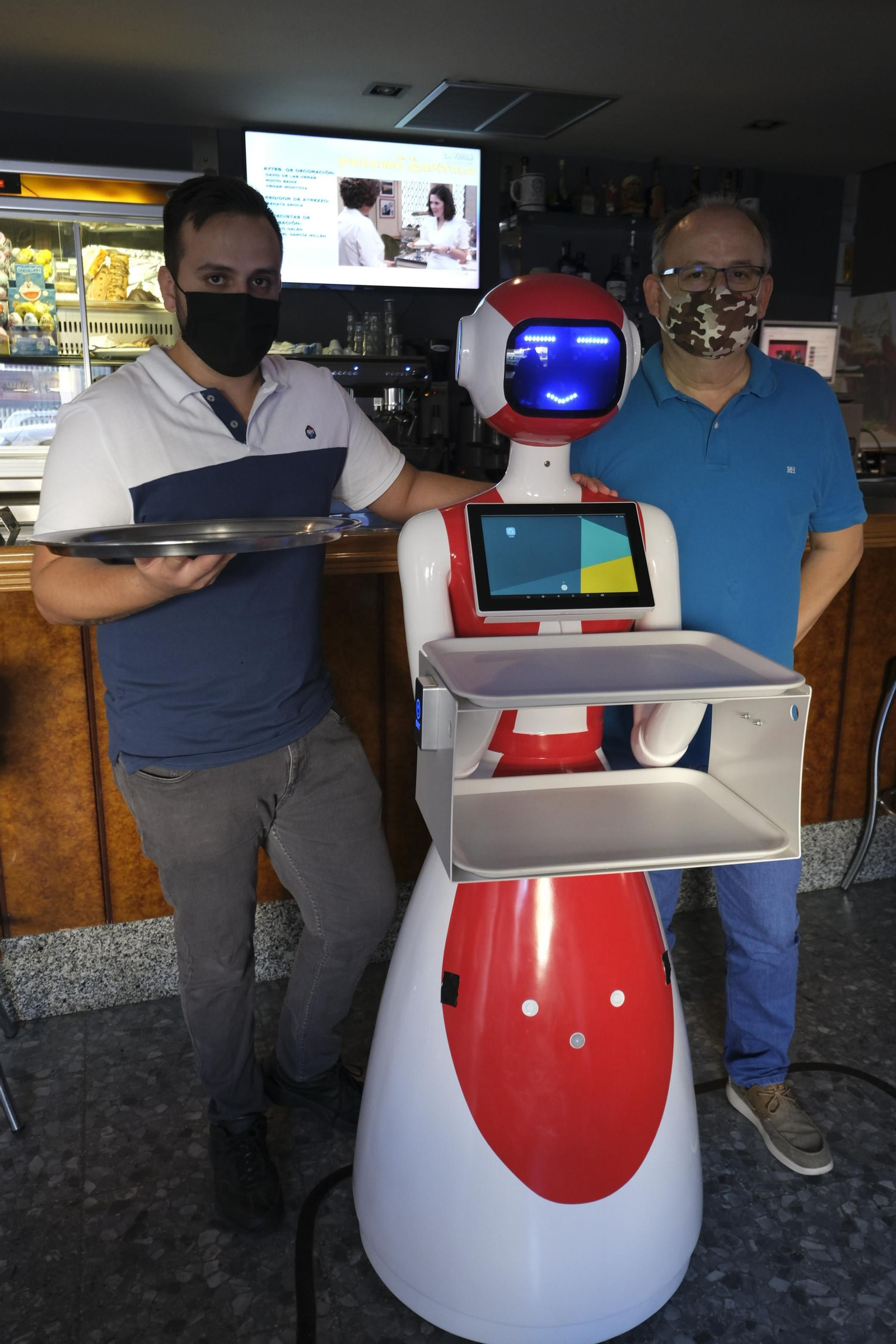 Fotogalería de Herbelita, la robot camarera de El Alquián.
