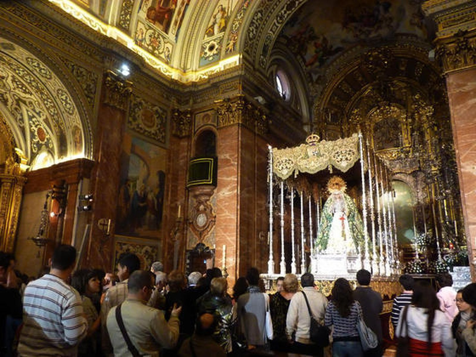 La Virgen luce ataviada como aparece en el azulejo que remata su arco con el manto camaronero.  Foto: Ruesga Bono