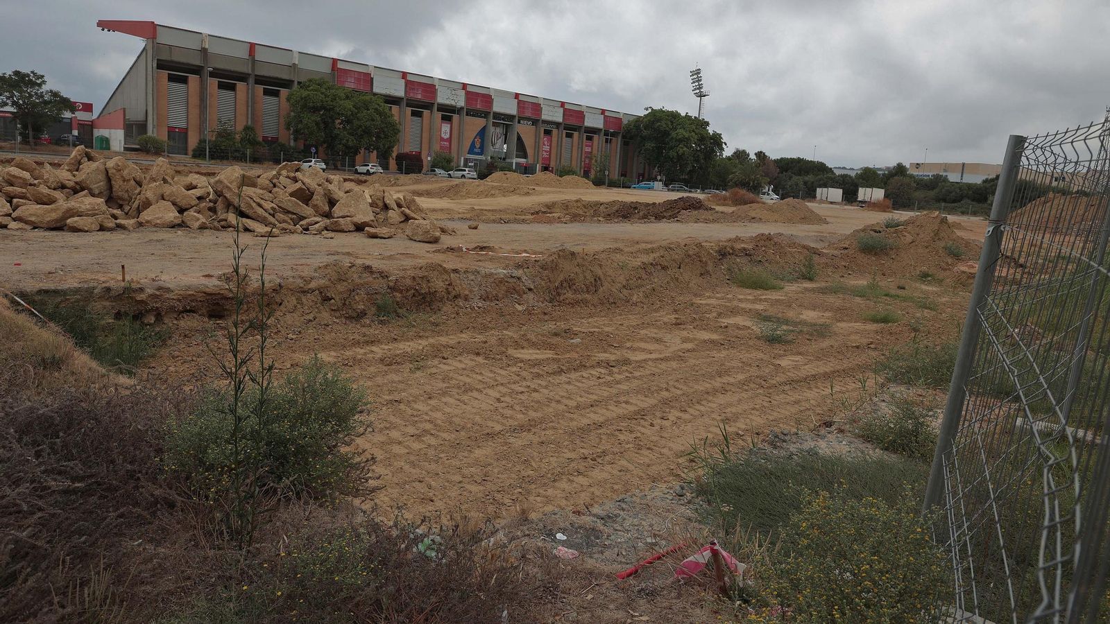 En primer plano, espacio destinado al nuevo edificio de oficinas junto a los aparcamientos y zona de exámenes