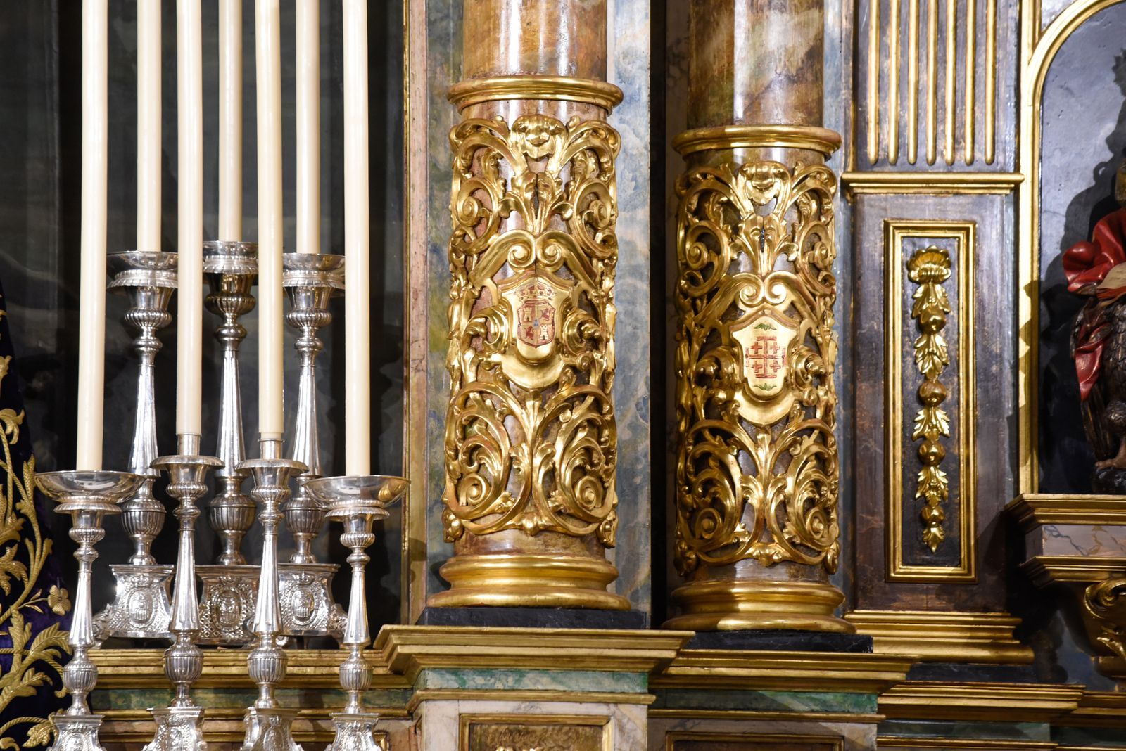 Las imágenes de la restauración del retablo y nueva iluminación de la capilla del Museo