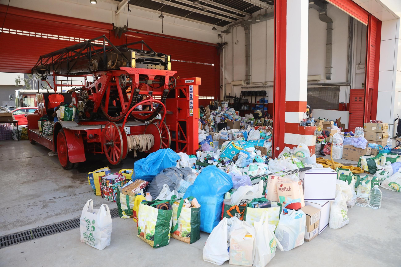 Donaciones en los parques de bomberos de Málaga para Valencia