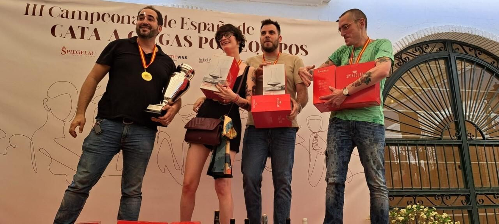 El equipo vencedor, celebrando su triunfo en el Campeonato de España de Cata a Ciegas por Equipos. / ABEL VALDENEBRO