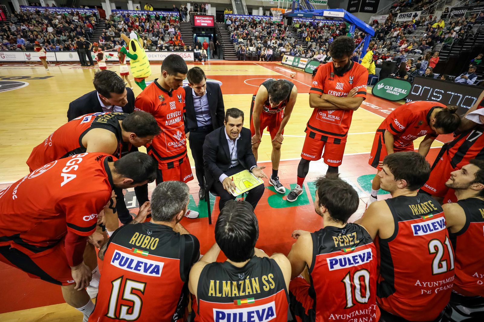 Pablo Pin imparte instrucciones durante un tiempo muerto