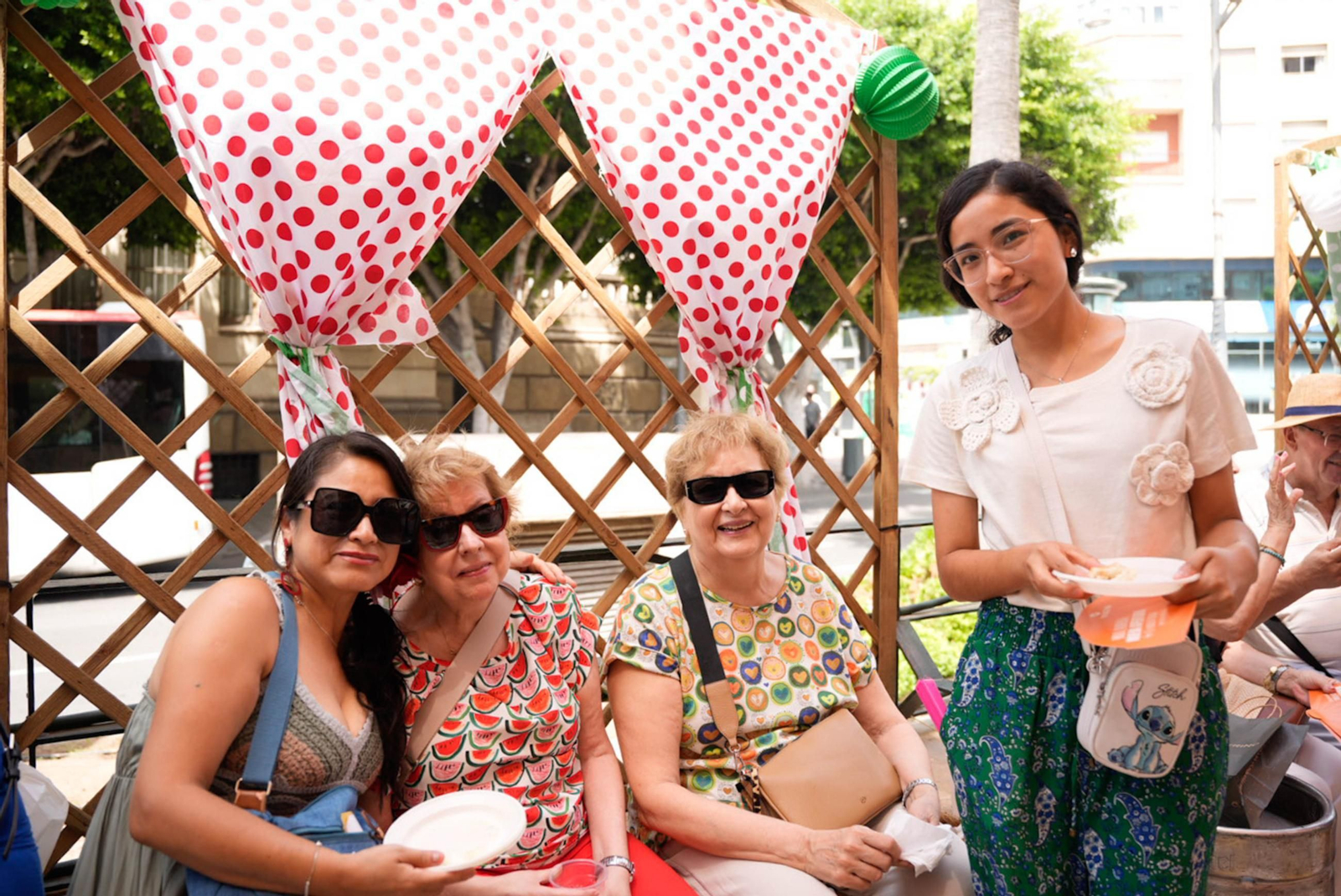 Los almerienses disfrutan del miércoles en la feria de día