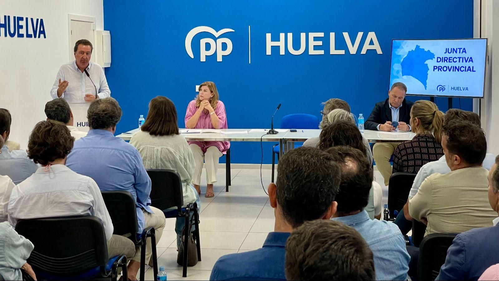 El presidente del PP de Huelva, Manuel Andrés González, dirigiéndose a los miembros de la Junta Directiva Provincial.