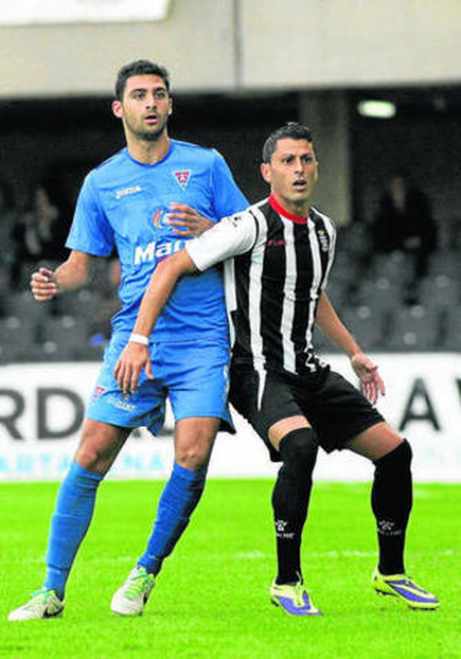 Arturo pelea la posición con un jugador del Cartagena.