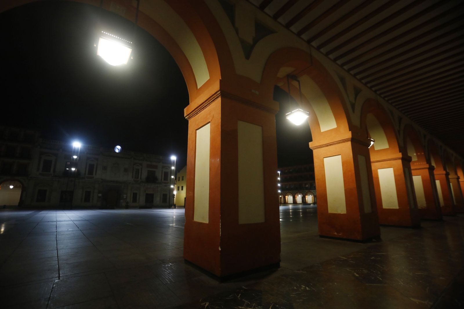 Fotografías: Un paseo por la solitaria Córdoba del toque de queda