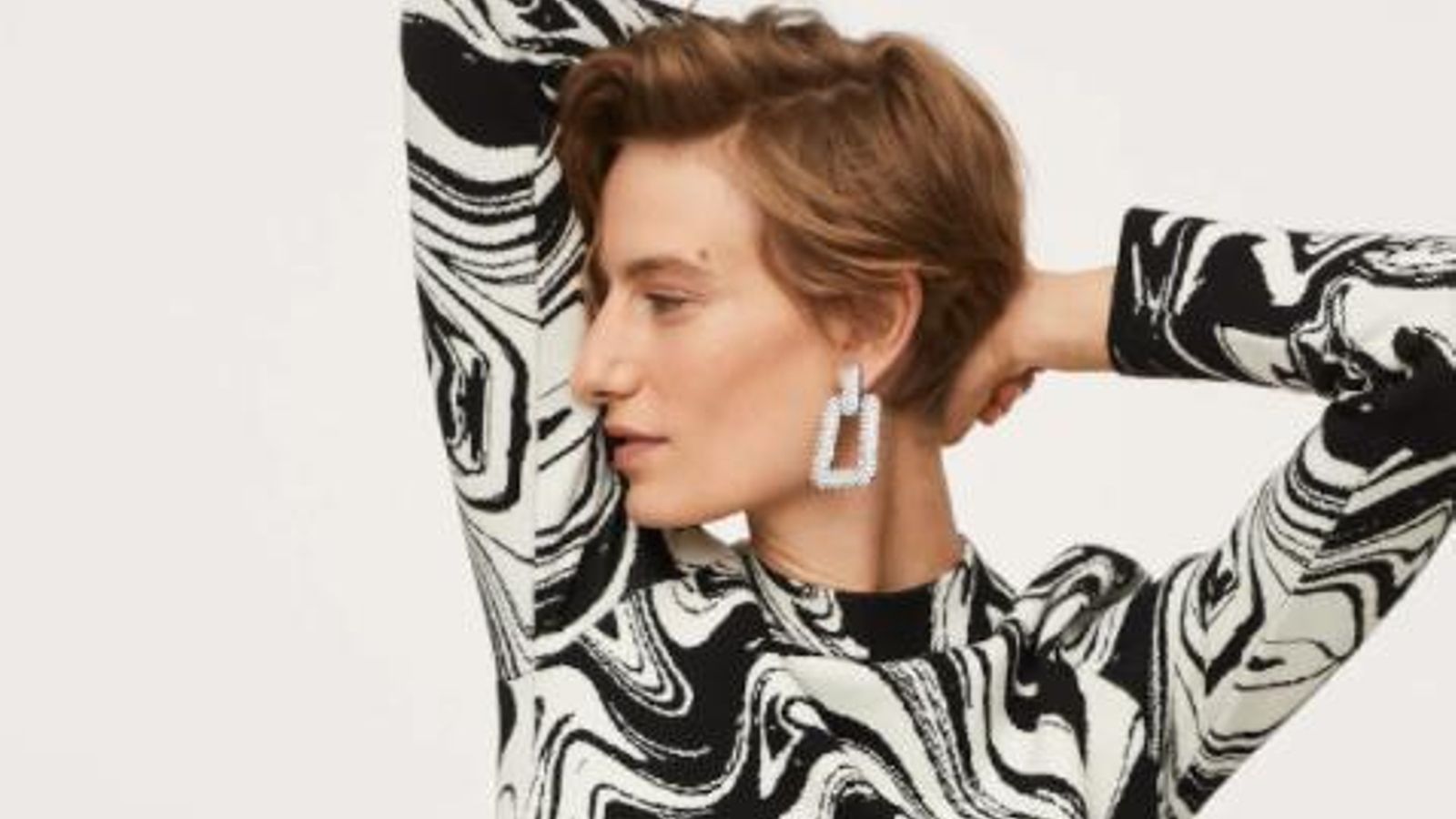 El estampado mármol se adueña de todas las prendas este otoño 2021.