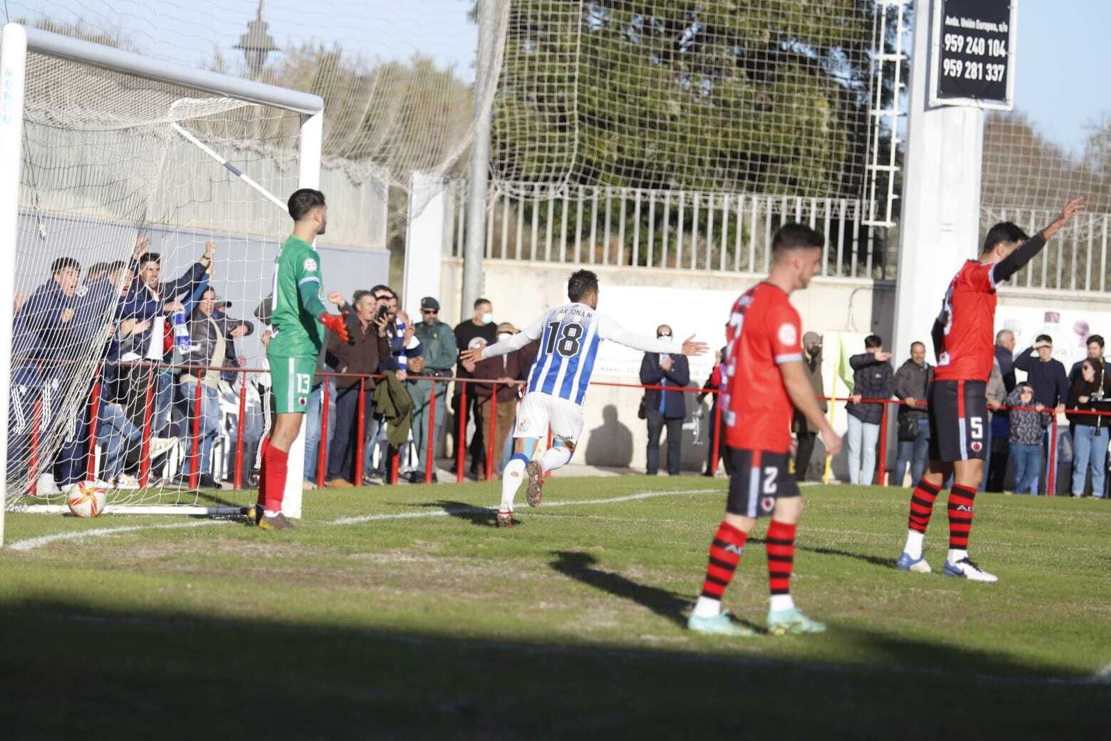 Arjona celebra el 0-1 en el duelo provincial en Cartaya.