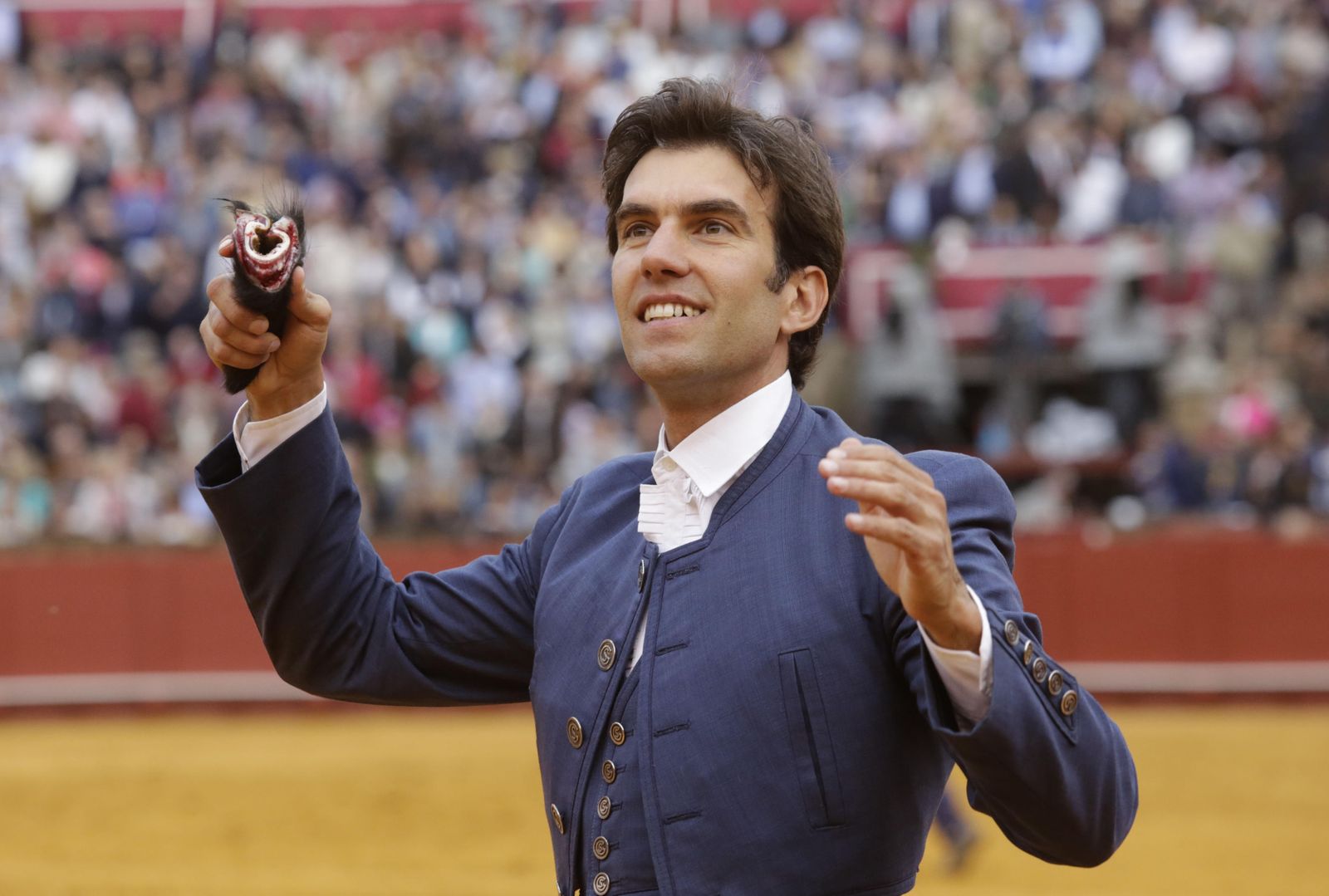 El rejoneador Sergio Galán muestra el trofeo cortado a su segundo toro.