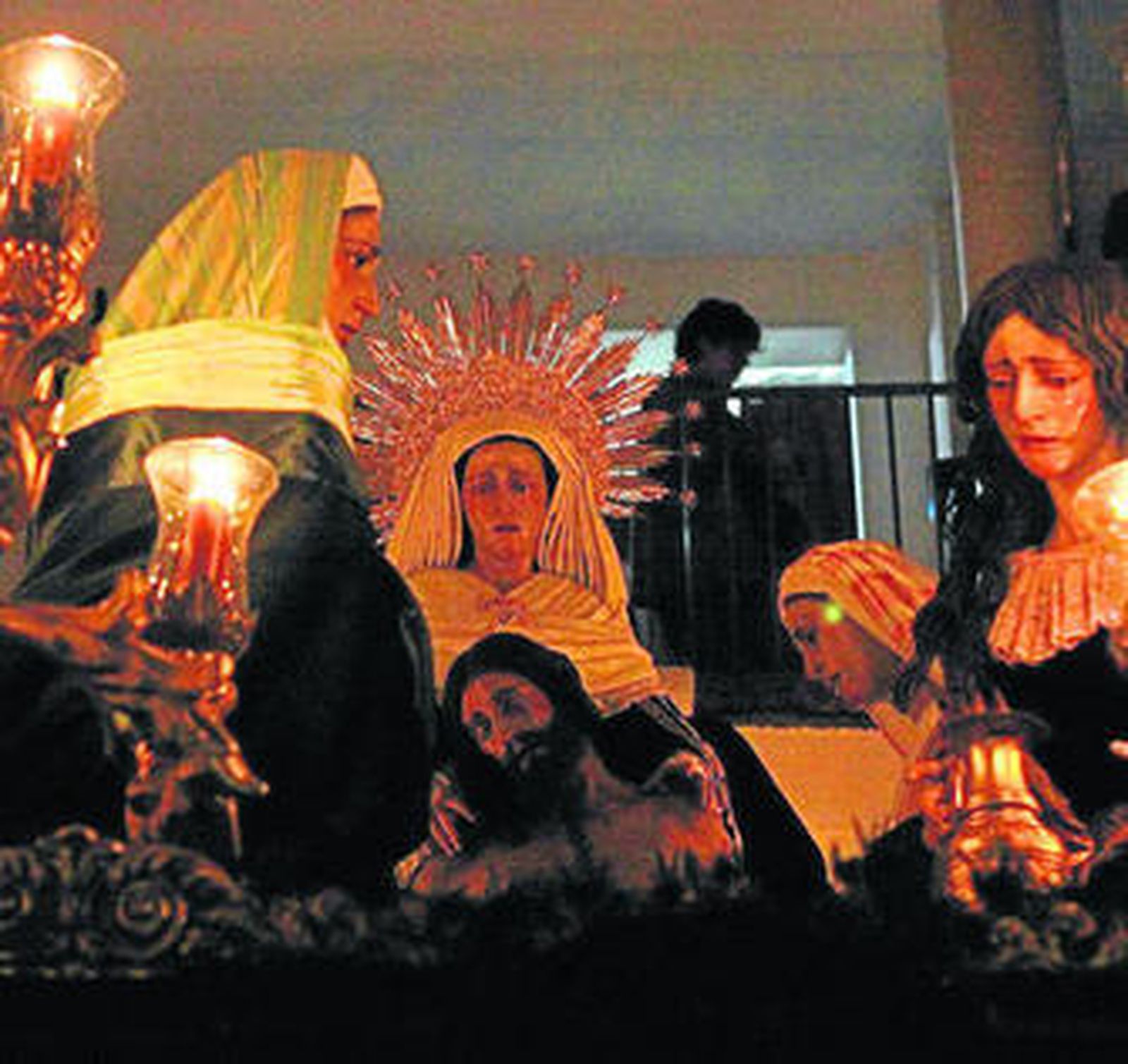 En ambas imágenes se ven sendos detalles del conjunto escultórico que incluye al Cristo de la Caridad  y a la Virgen de la Piedad.