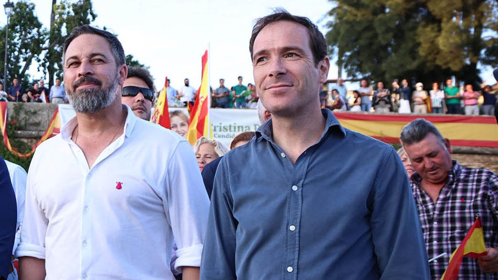 Santiago Abascal y Javier Cortés, en un acto de la campaña electoral en Sevilla.