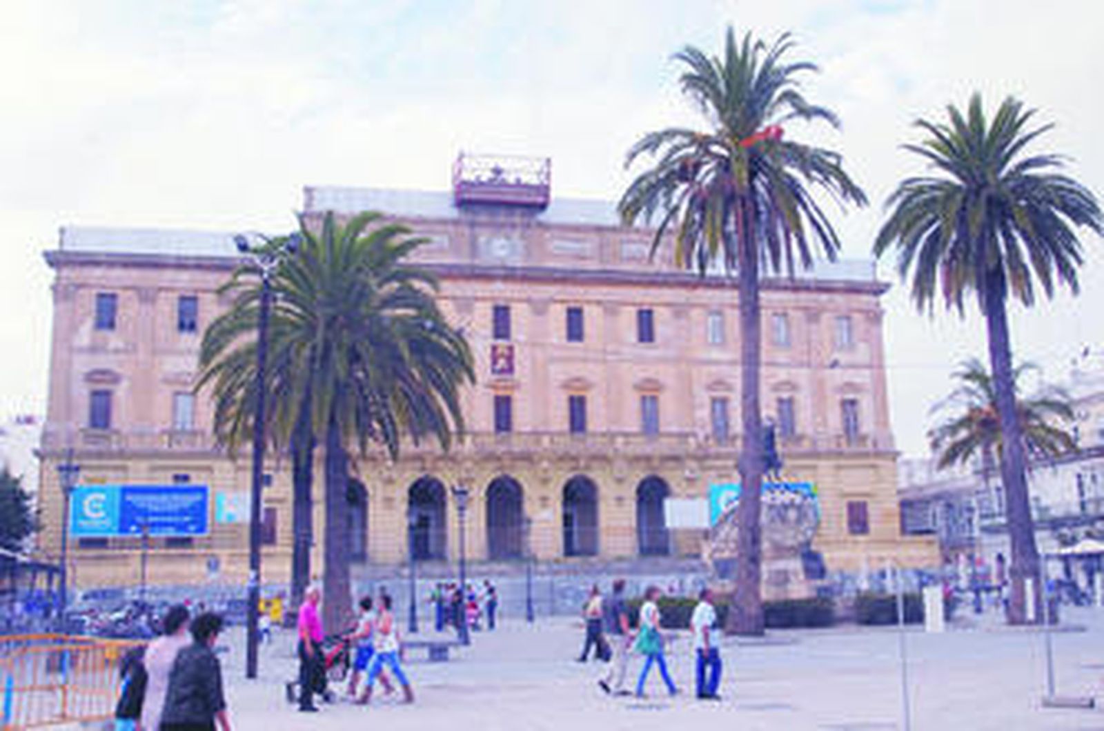 Plaza del Rey de San Fernando, con el Ayuntamiento al fondo.